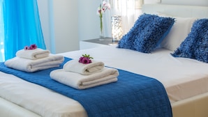 Deluxe Villa, 4 Bedrooms, Beachfront - Mazotos Villa Iris (Mazotos)