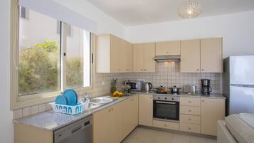 Vila Deluks, 4 kamar tidur, menghadap pantai | Dapur pribadi | Lemari es besar, microwave, oven, dan kompor