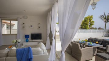 Vila Deluks, 4 kamar tidur, menghadap pantai | Area keluarga | TV layar datar