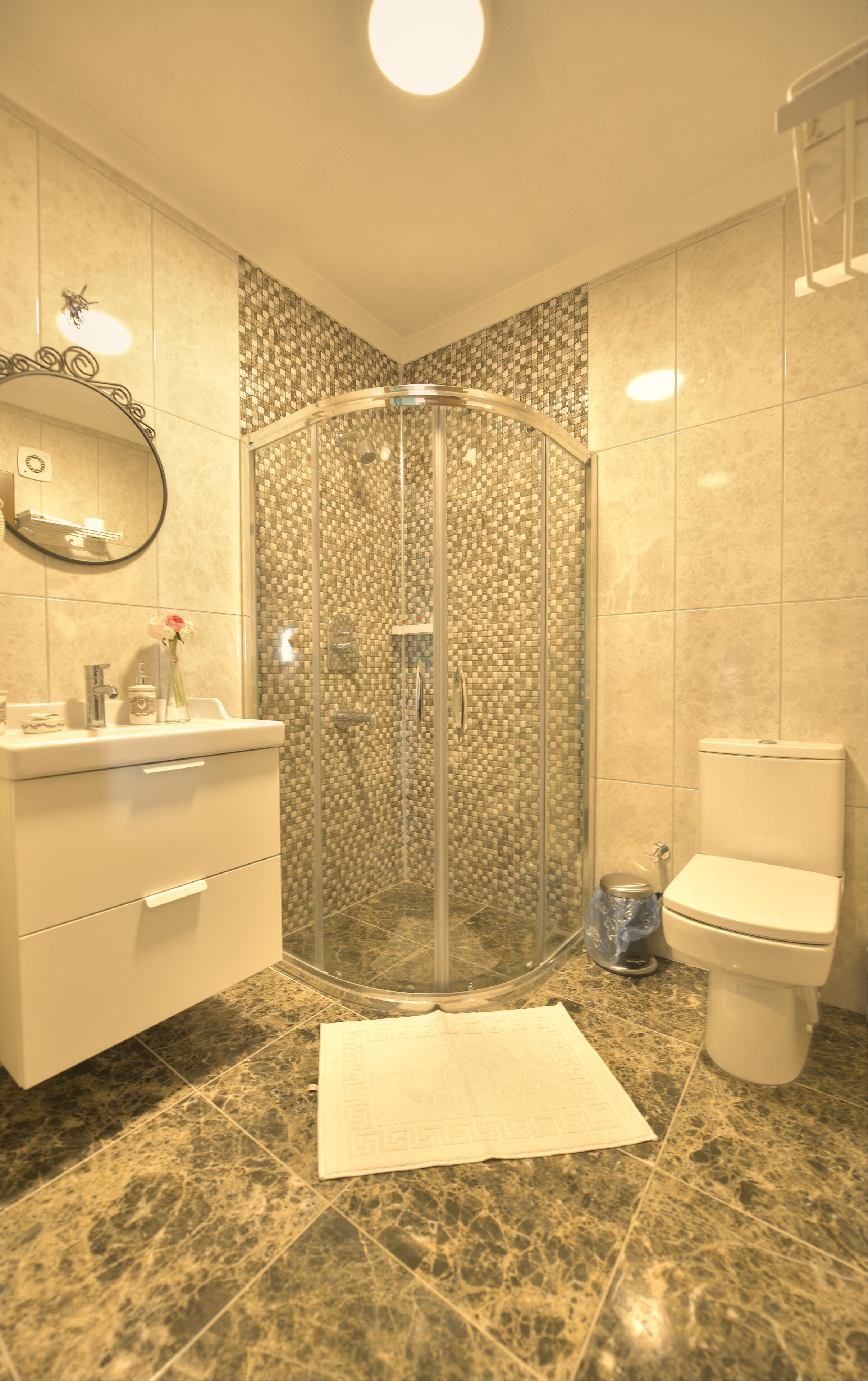 Dusche, kostenlose Toilettenartikel, Haartrockner, Hausschuhe