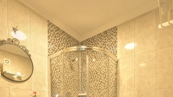 Dusche, kostenlose Toilettenartikel, Haartrockner, Hausschuhe