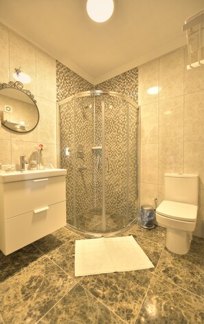 Shower, free toiletries, hair dryer, slippers - Nilufer Otel - Adult Only (Ayvalik)