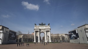 A large open square with a prominent archway in the center, surrounded by buildings and a clear sky. - Italianway   - C.so Sempione 96 (Milan)
