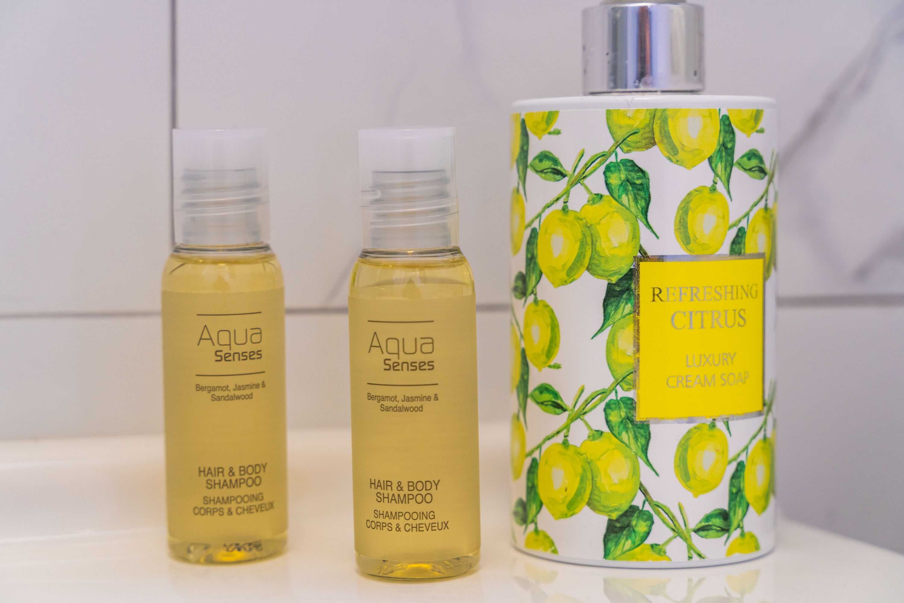 Deux bouteilles de shampoing Aqua Senses et un pot de savon crémeux rafraîchissant aux agrumes.