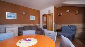 شقة (Apartments Senjo - One Bedroom Apartm) | غرفة المعيشة | تلفزيون بشاشة مسطحة
