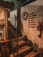 Una escalera rústica con un letrero en la pared que muestra una cita inspiradora.