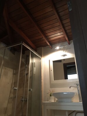 Standard Room | Bilik Mandi | Kelengkapan dandanan diri percuma, pengering rambut, selipar 