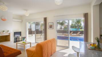 Huvila, 3 makuuhuonetta | Oleskelualue | Taulutelevisio, takka, DVD-soitin