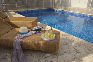 Piscine extérieure, parasols de plage, chaises longues