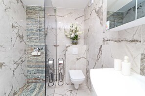 Triple Room (Pansion Villa Antonio - Standard Trip) | Bathroom | Shower, free toiletries, hair dryer, towels - Villa Antonio (Orebic)