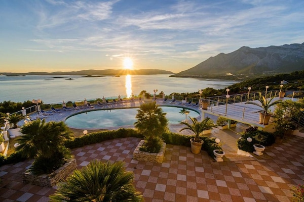 Outdoor pool, pool umbrellas, sun loungers