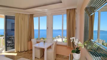 Suite (Royal Two Bedroom Suite with Balcony ) | Lydisolering, baby-/barnesenge (tillægsgebyr), gratis Wi-Fi, sengetøj
