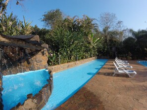 Alberca al aire libre, acceso de 08:30 a 22:00, y camastros 