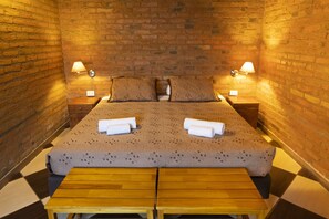 Phòng 4 | Minibar, két bảo mật tại phòng, bàn 