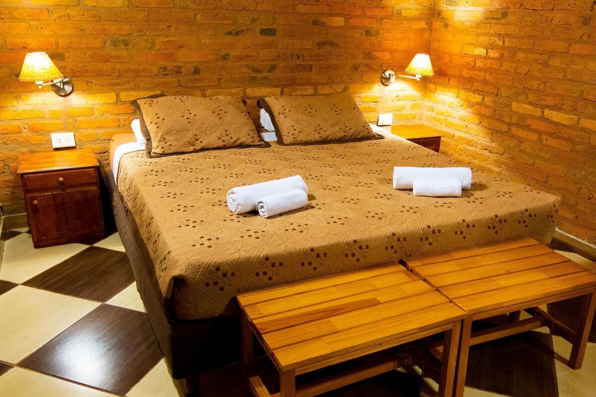 มินิบาร์, ตู้นิรภัยในห้องพัก, โต๊ะทำงาน, Wi-Fi ฟรี