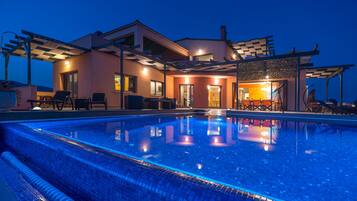 Seasonal outdoor pool, an infinity pool, sun loungers