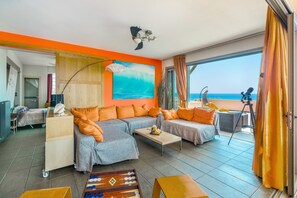 Villa – panorama, 5 soverom, sjøutsikt, ved havkanten | Oppholdsområde | Flatskjerm-TV, bordtennis, bøker og filmbibliotek