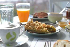 Buffet déjeuner gratuit tous les jours