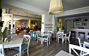 Free daily buffet breakfast  - Guesthouse Vissinokipos (Kastoria)