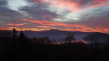 Paesaggio montano con un tramonto.