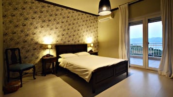 Double Room, Lake View | Individually decorated, soundproofing, free WiFi, bed sheets