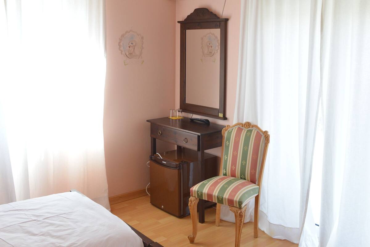 Twin kamer, uitzicht op bergen | Geluiddichte muren, gratis wifi, individueel gedecoreerd, beddengoed