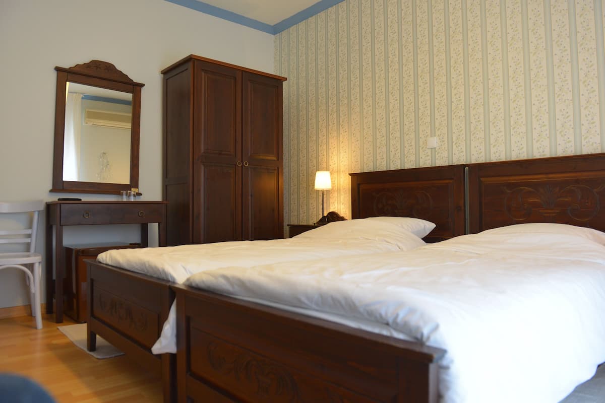 Chambre avec lits jumeaux | Décoration personnalisée, chambres insonorisées, Wi-Fi gratuit
