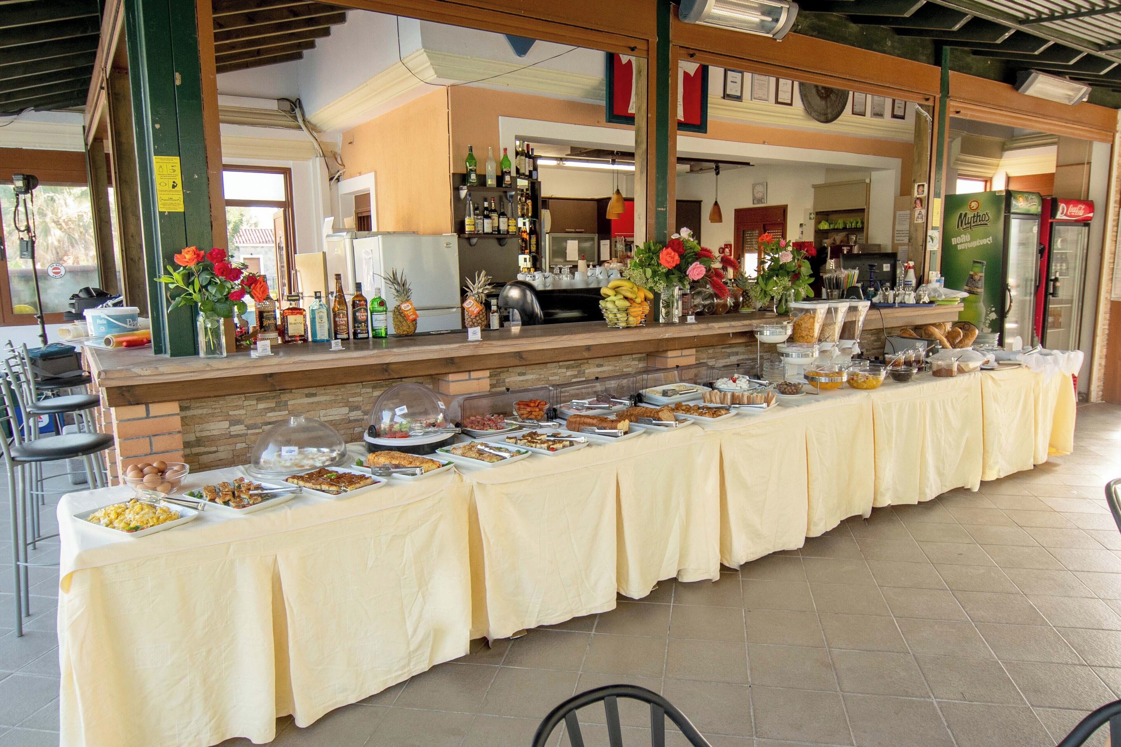 Una barra de buffet con diferentes alimentos y bebidas.