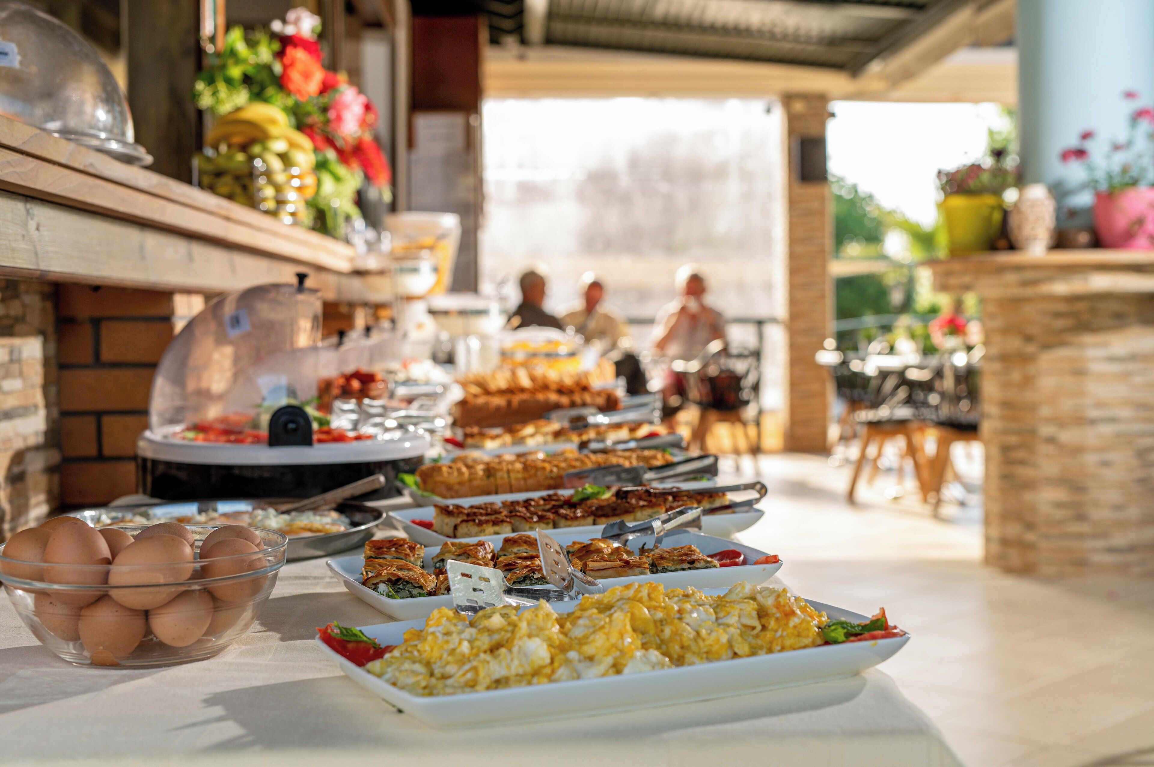 En buffet med forskellige retter og en skål æg.