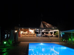 Piscina externa, guarda-sóis, espreguiçadeiras