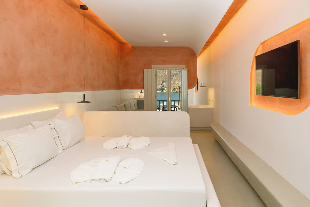 Signature Room | In-room safe, soundproofing, WiFi (free), bed sheets