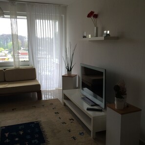 อพาร์ทเมนท์, 2 ห้องนอน, ระเบียง | บริเวณนั่งเล่น | ทีวีจอแบน