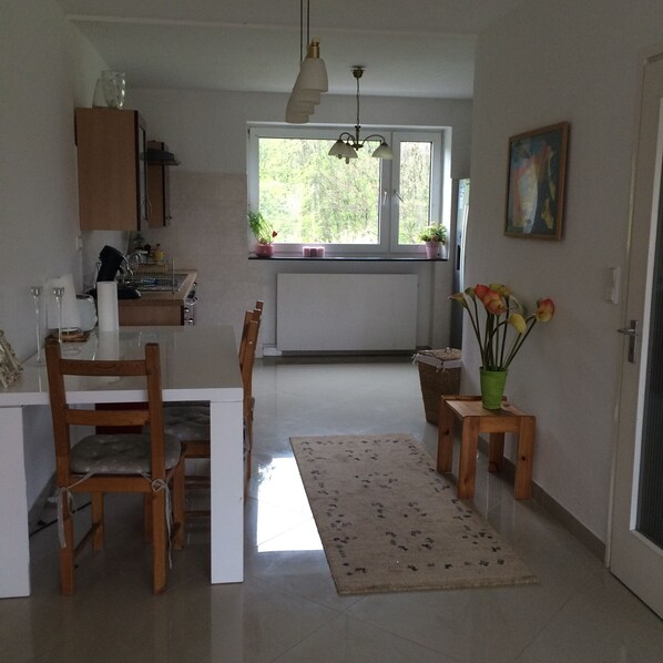 อพาร์ทเมนท์, 2 ห้องนอน, ระเบียง | บริเวณนั่งเล่น | ทีวีจอแบน