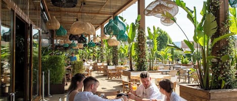 Breakfast, lunch, dinner served; Regional cuisine