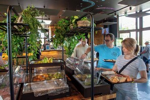 Petit déjeuner buffet (12 EUR par personne)