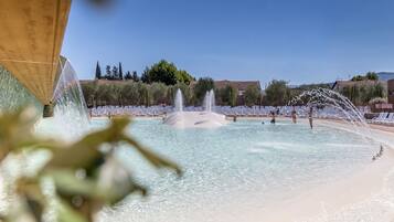 Piscine extérieure (ouverte en saison)