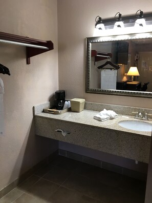 Bañera con ducha, artículos de tocador gratuitos, toallas