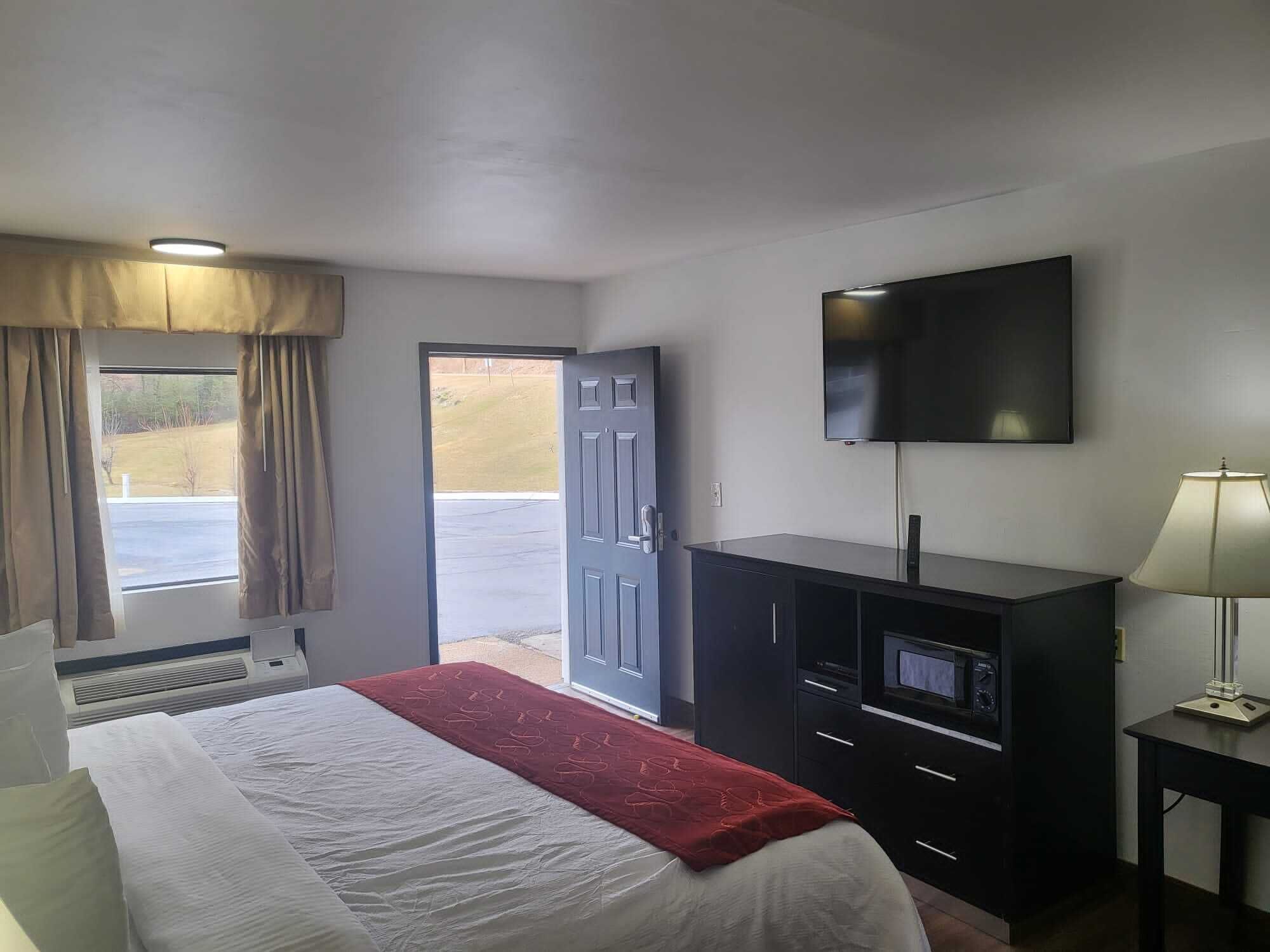 スタンダード ルーム キングベッド 1 台 バリアフリー | 客室ごとに異なるインテリア、ノートパソコン用作業スペース、アイロン / アイロン台、WiFi (無料)