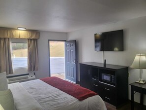 Chambre Standard, 1 trÚs grand lit, accessible aux personnes à mobilité réduite | Ameublement unique, espace de travail pour ordinateurs portables