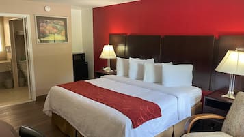 Muebles diferentes y espacio para trabajar con laptop