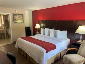 Muebles diferentes y espacio para trabajar con laptop 