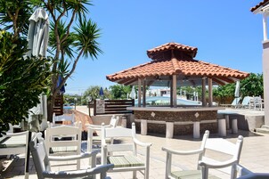 Bar junto a la piscina