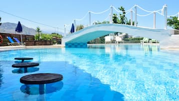 Piscine extérieure, parasols de plage, chaises longues