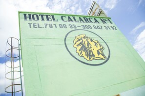 Señal para Hotel Calarcan N°1 con información de contacto.