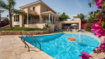 4 kolam renang terbuka, payung kolam, kerusi lepak pantai