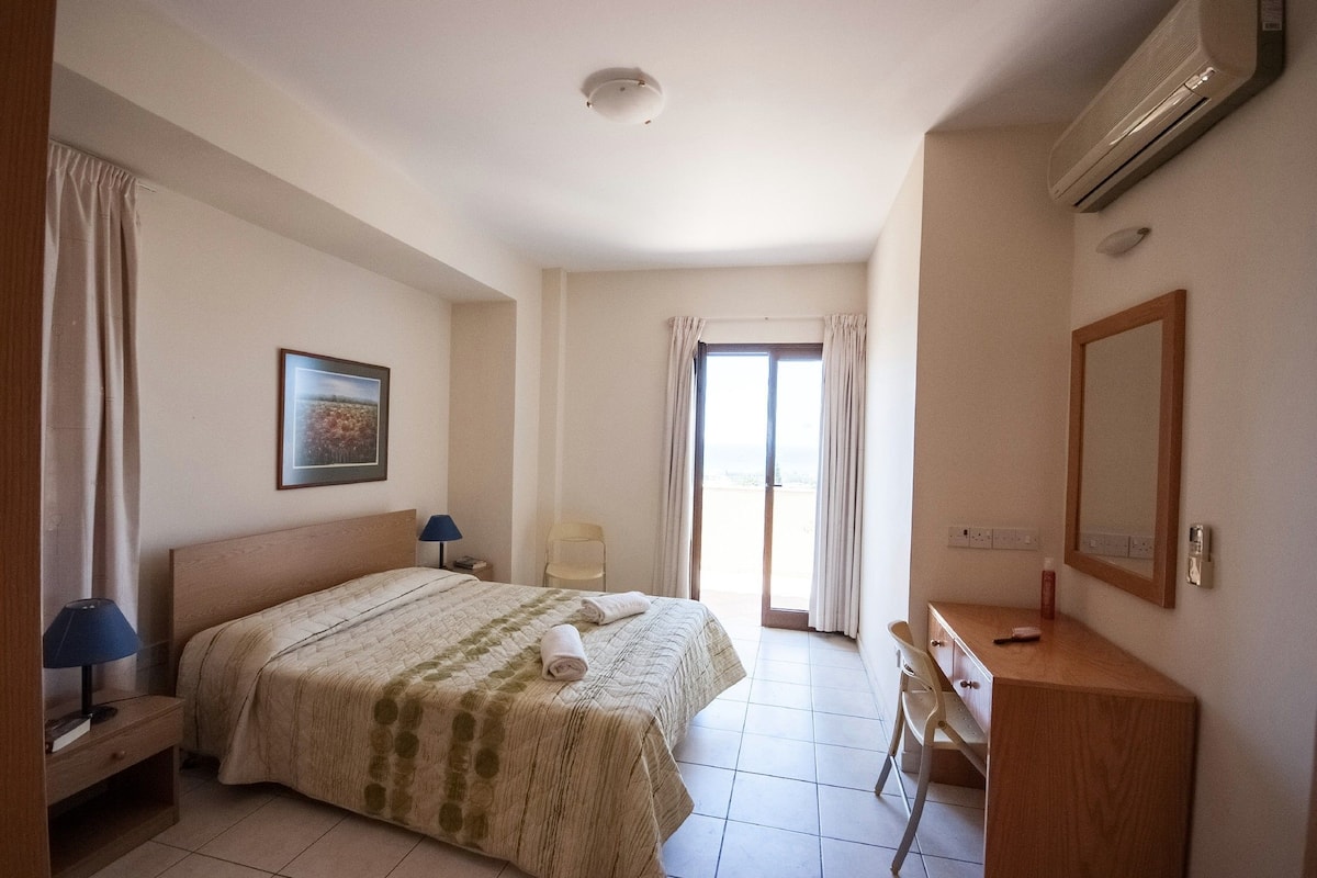 Villa, 3 slaapkamers, privézwembad | Een kluis op de kamer, een bureau, een strijkplank/strijkijzer