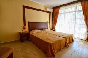 1 habitación, caja de seguridad en la habitación y escritorio