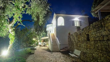 Suite, 2 Bedrooms, Sea View (Selene for 5) | Vue sur la cour