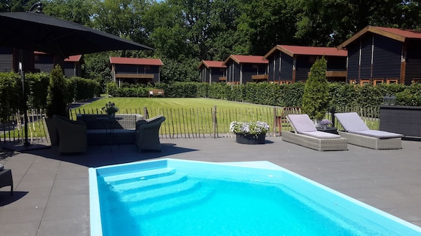 Una piscina al aire libre de temporada