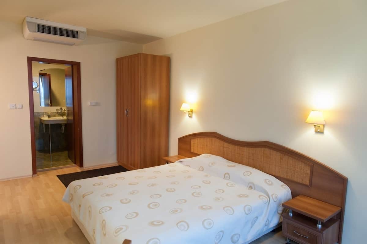 Apartment | In-room safe, desk, WiFi (free)